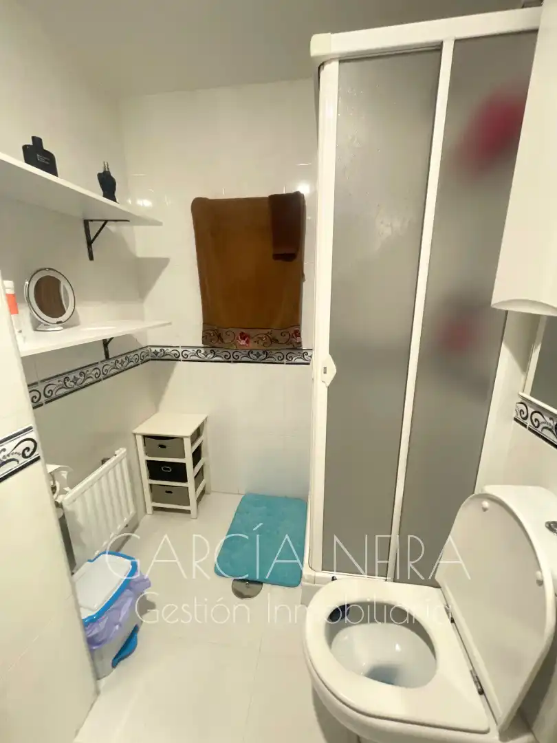 Bany de Pis en venda en Oviedo  amb Calefacció, Jardí privat i Parquet