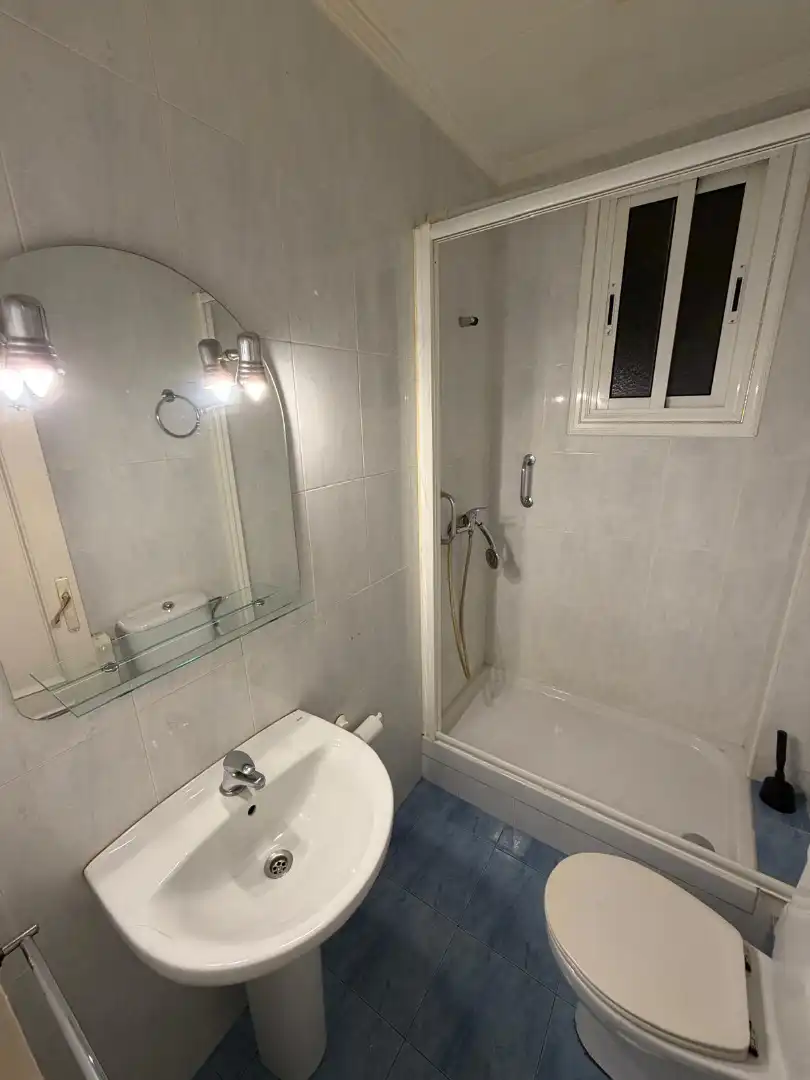 Baño de Piso en venta en Sabadell con Calefacción y Balcón