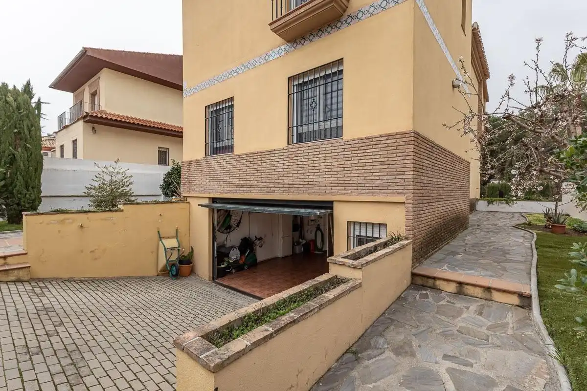 Vista exterior de Casa adosada en venda en Alhendín amb Piscina comunitària