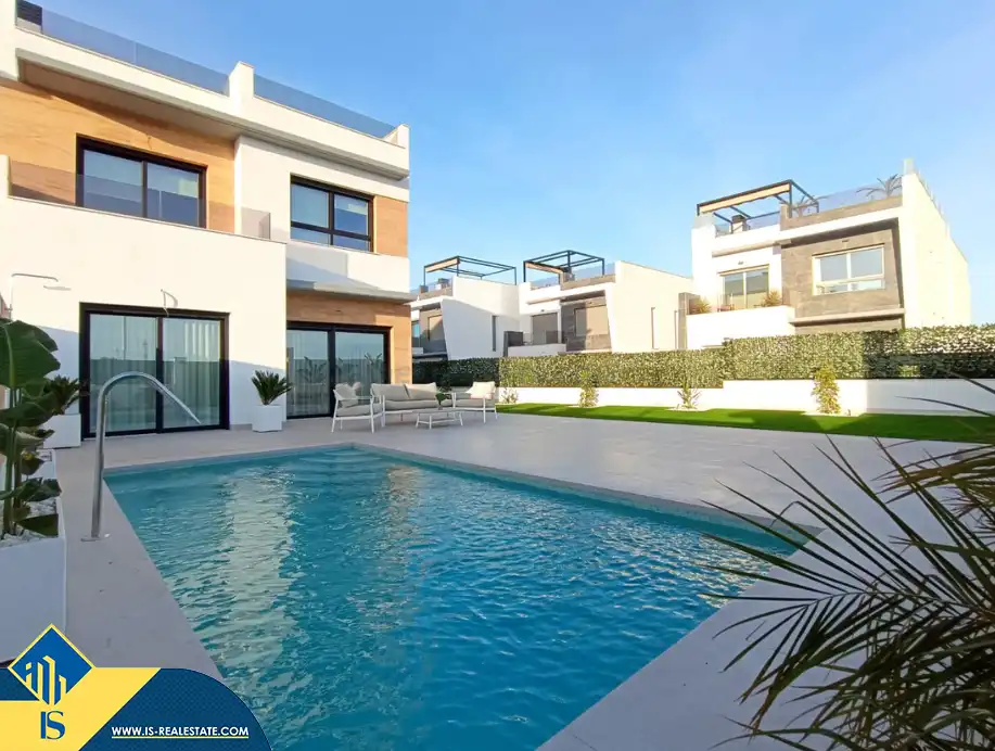 Villa con piscina in vendita a Benijófar