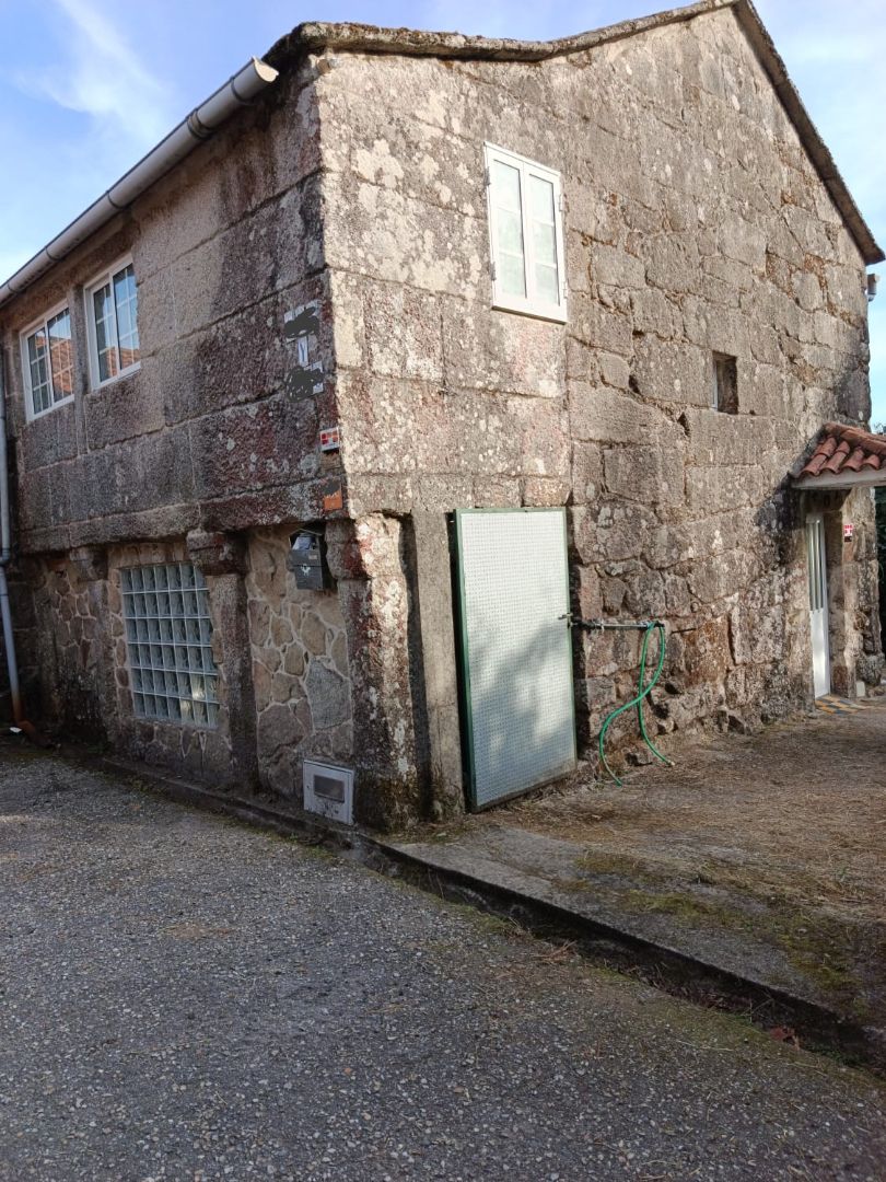Vista exterior de Casa o xalet en venda en Ponte Caldelas amb Jardí privat, Traster i Alarma