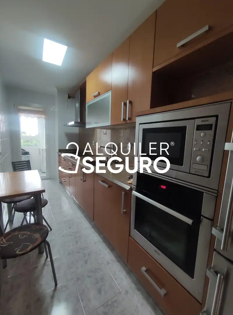 Cuina de Pis de lloguer en Barakaldo  amb Calefacció i Moblat