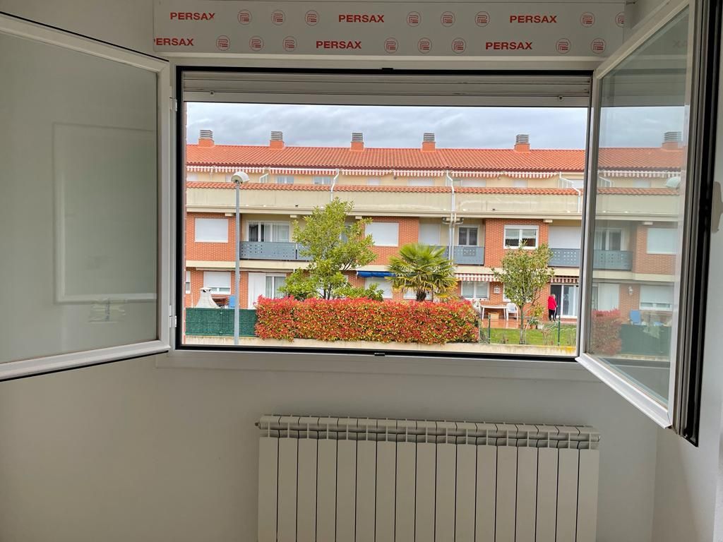 Vista exterior de Dúplex en venda en Castañares de Rioja amb Parquet, Traster i Piscina comunitària