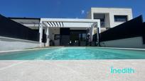Piscina de Casa adosada en venda en Cunit amb Calefacció, Jardí privat i Terrassa