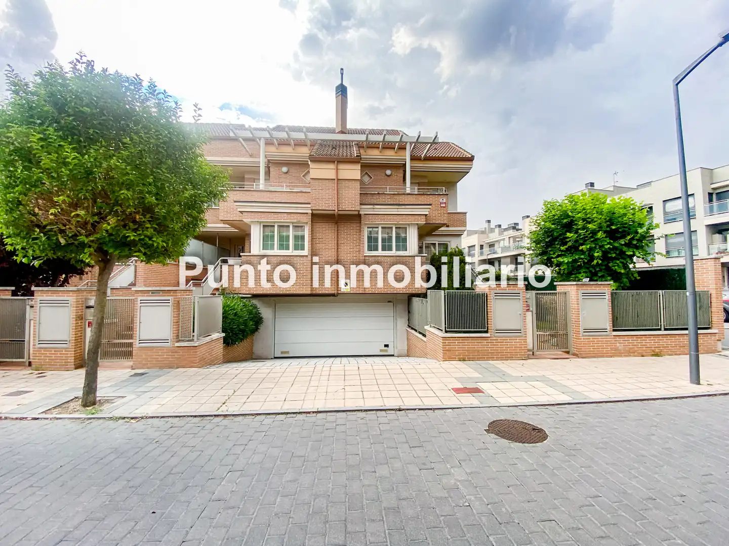 Vista exterior de Casa adosada de alquiler en Valladolid con Aire acondicionado, Calefacción y Jardín privado