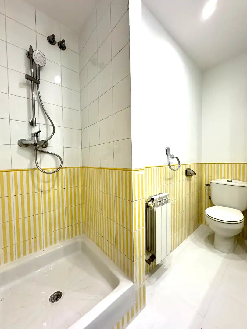 Baño de Piso en venta en Barcelona con Calefacción, Parquet y Horno