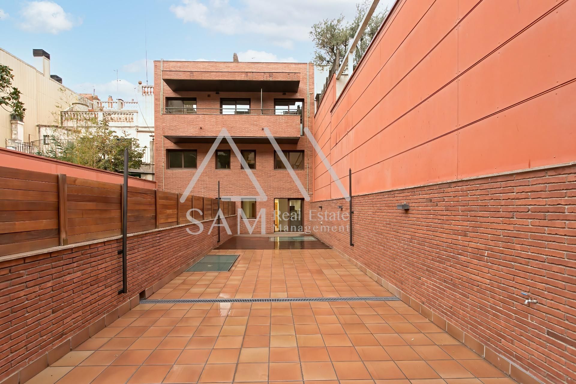 Exterior view of Planta baja for sale in  Barcelona Capital  with Air Conditioner and Storage room