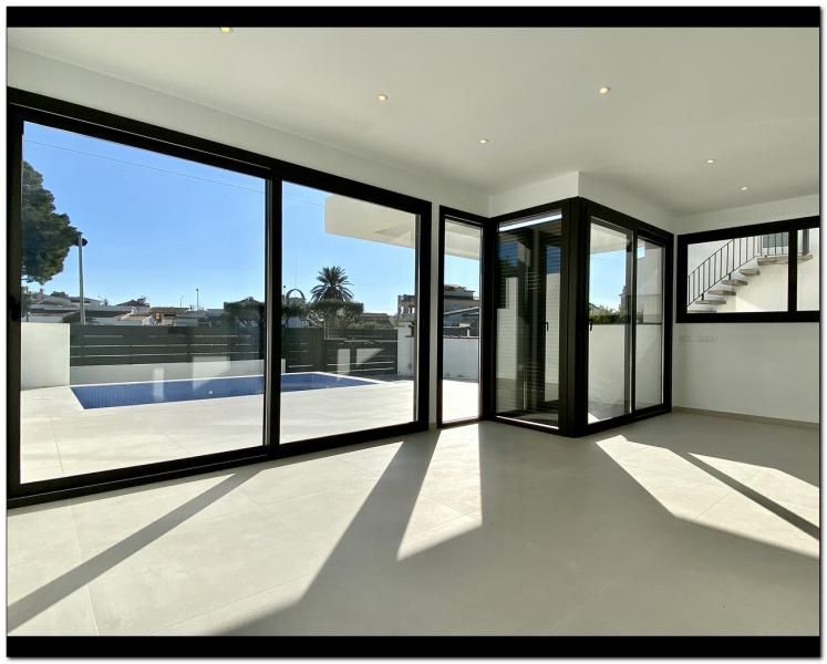 Terrace of House or chalet for sale in Empuriabrava  with Air Conditioner, Heating and Private garden