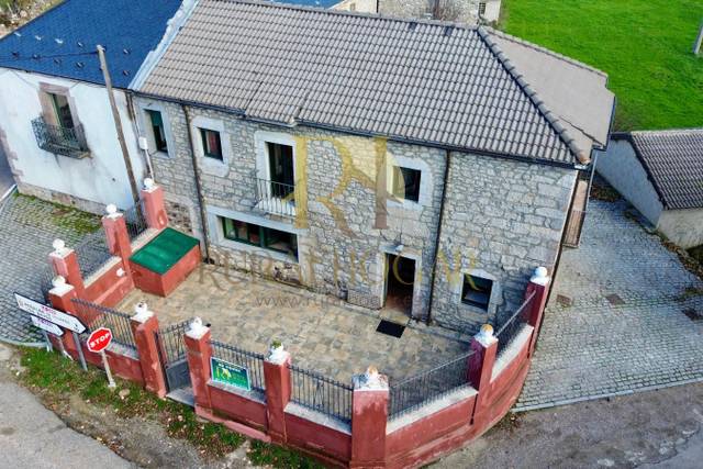 Casa adosada en Venta en Carretera Bayos, 1 en Cabrillanes