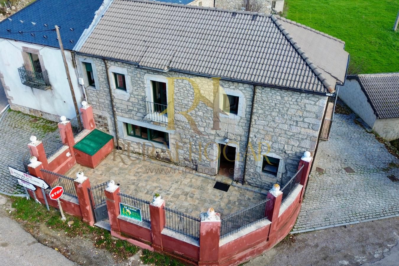 Exterior view of Single-family semi-detached for sale in Cabrillanes  with Heating, Parquet flooring and Storage room