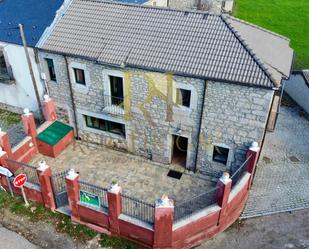 Vista exterior de Casa adosada en venda en Cabrillanes amb Calefacció, Parquet i Traster