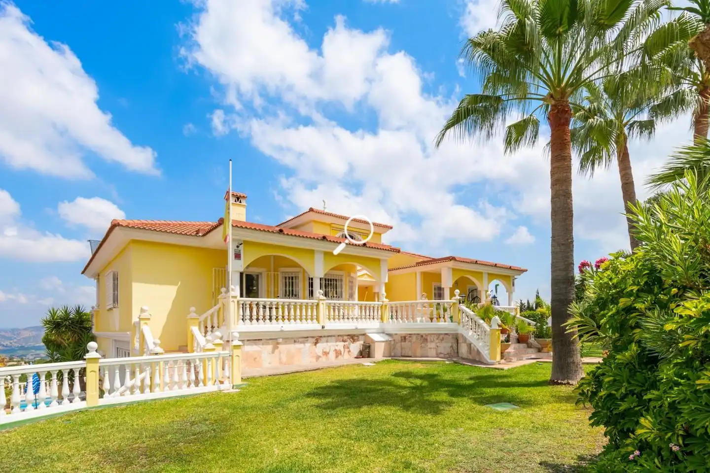 Vista exterior de Casa o xalet en venda en Alhaurín de la Torre amb Aire condicionat, Jardí privat i Terrassa