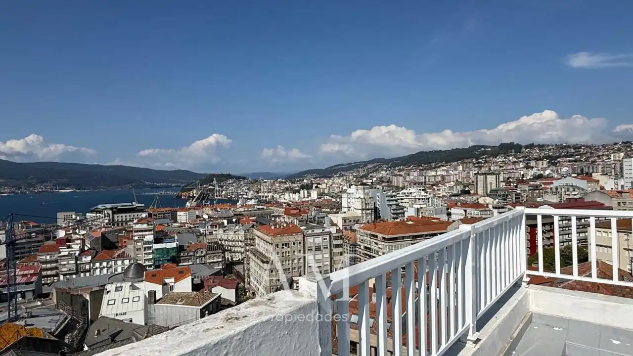 Vista exterior de Dúplex en venda en Vigo  amb Calefacció, Terrassa i Traster