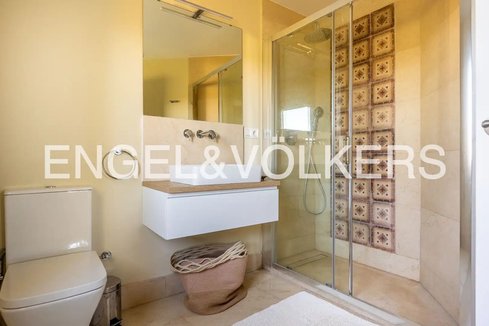 Bathroom of Houses for sale in Valencina de la Concepción  with Air Conditioner, Heating and Private garden