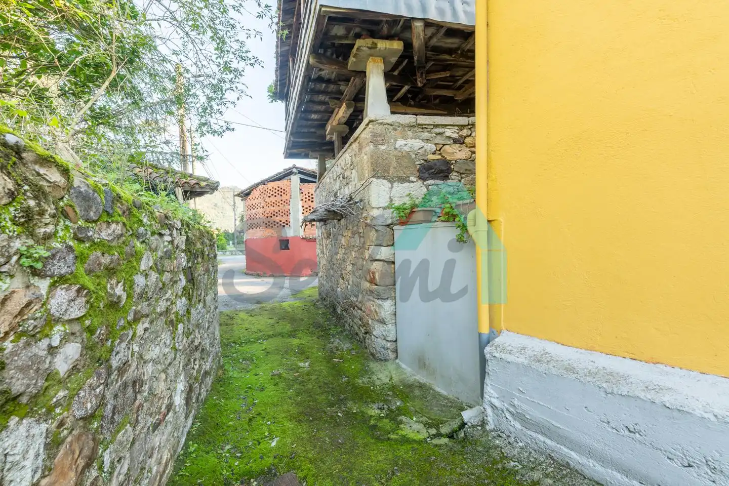 Außenansicht von Einfamilien-Reihenhaus zum Verkauf in Belmonte de Miranda mit Parkett