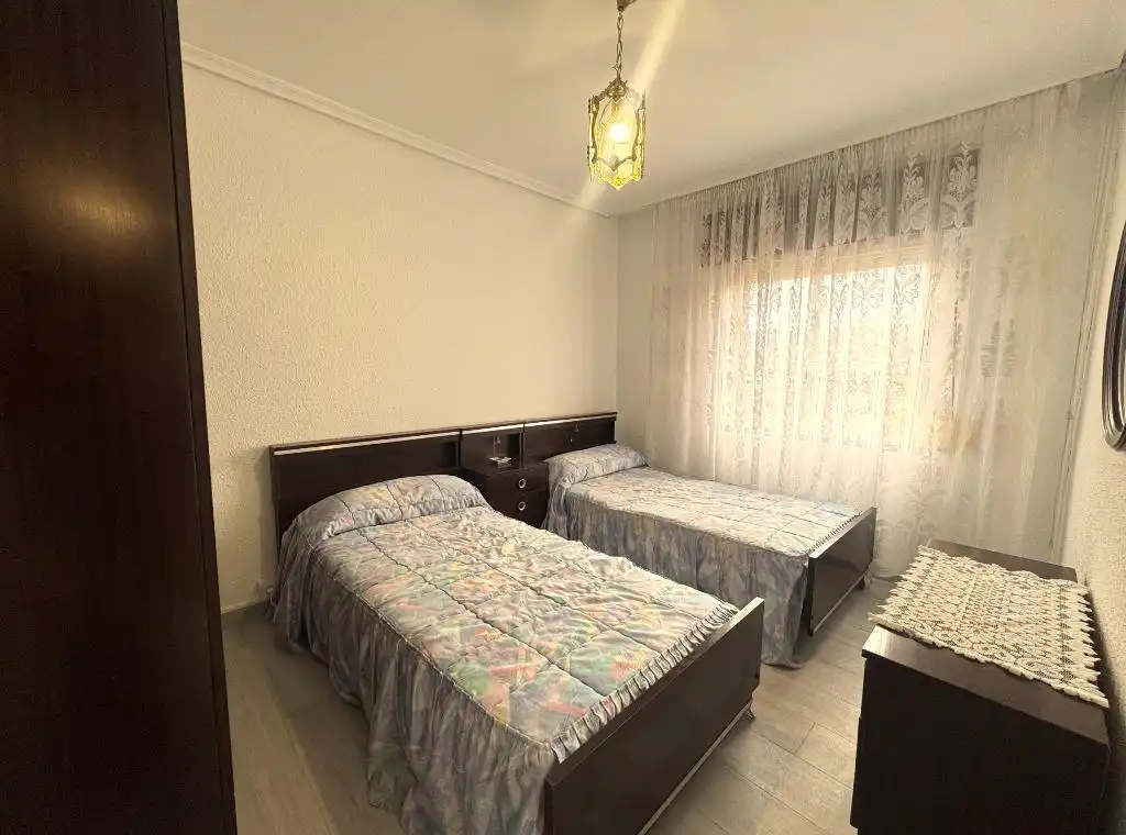 Habitación de Piso de alquiler en Los Corrales de Buelna  con Amueblado