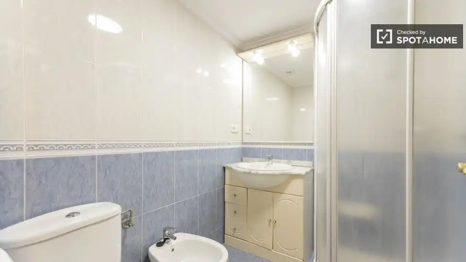 Baño de Piso de alquiler en Valencia con Aire acondicionado, Calefacción y Amueblado