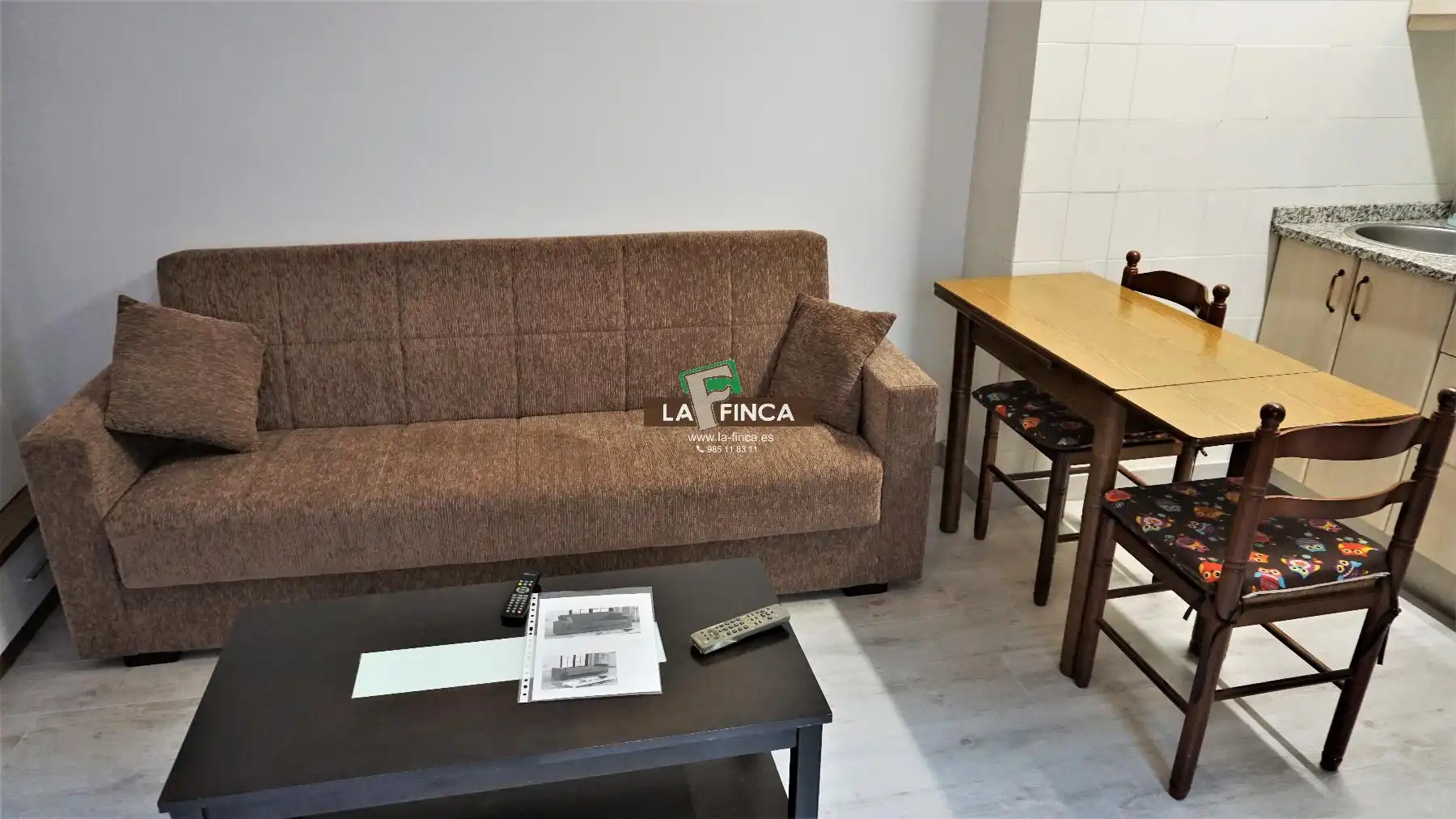 Sala d'estar de Pis en venda en Oviedo  amb Calefacció, Parquet i Moblat