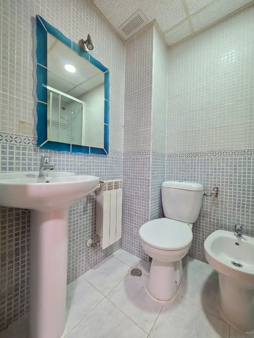 Bathroom of Flat for sale in Madrid  with Air Conditioner, Heating and Private garden