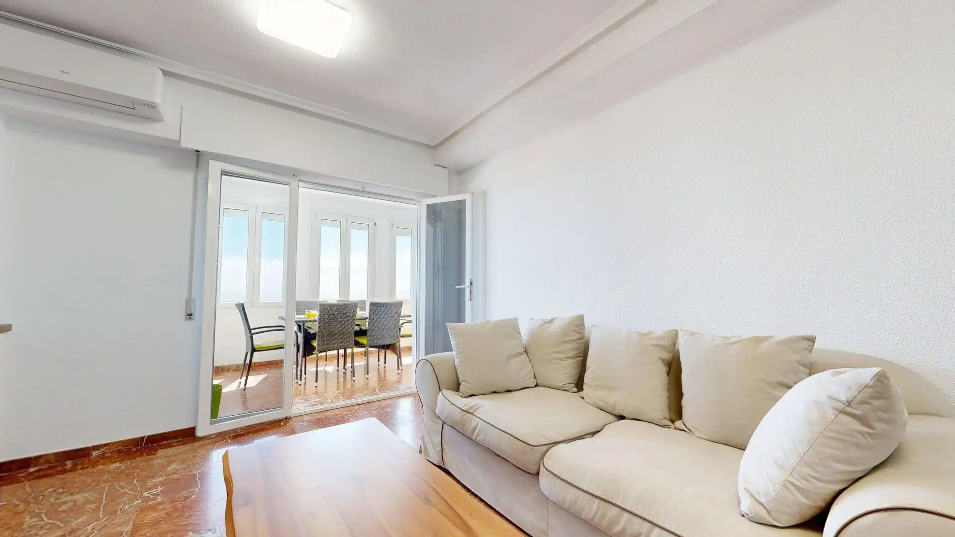 Sala d'estar de Apartament de lloguer en Elche / Elx amb Aire condicionat, Jardí privat i Terrassa