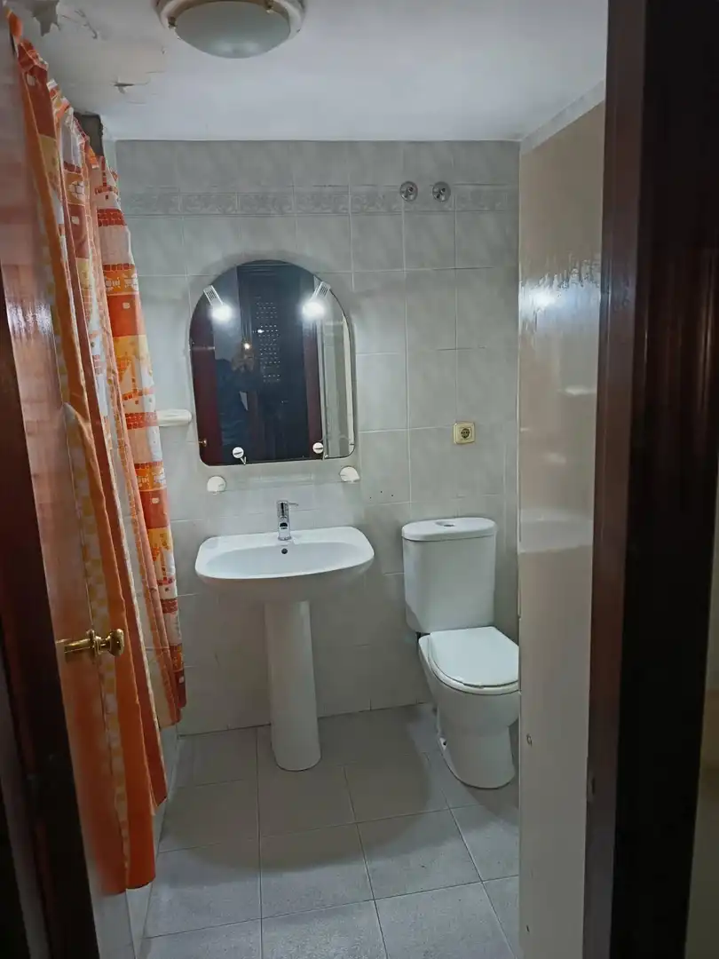Badezimmer von Erdgeschoss zum Verkauf in Puerto Real mit Klimaanlage und Terrasse