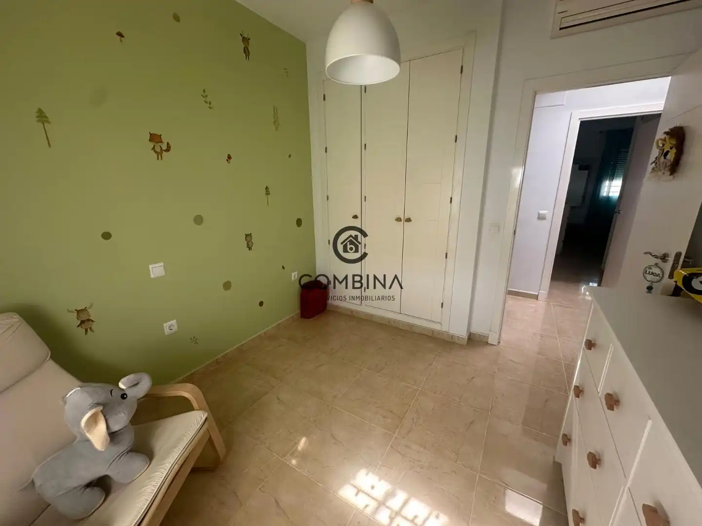 Schlafzimmer von Einfamilien-Reihenhaus zum Verkauf in Camas mit Klimaanlage, Terrasse und Abstellraum