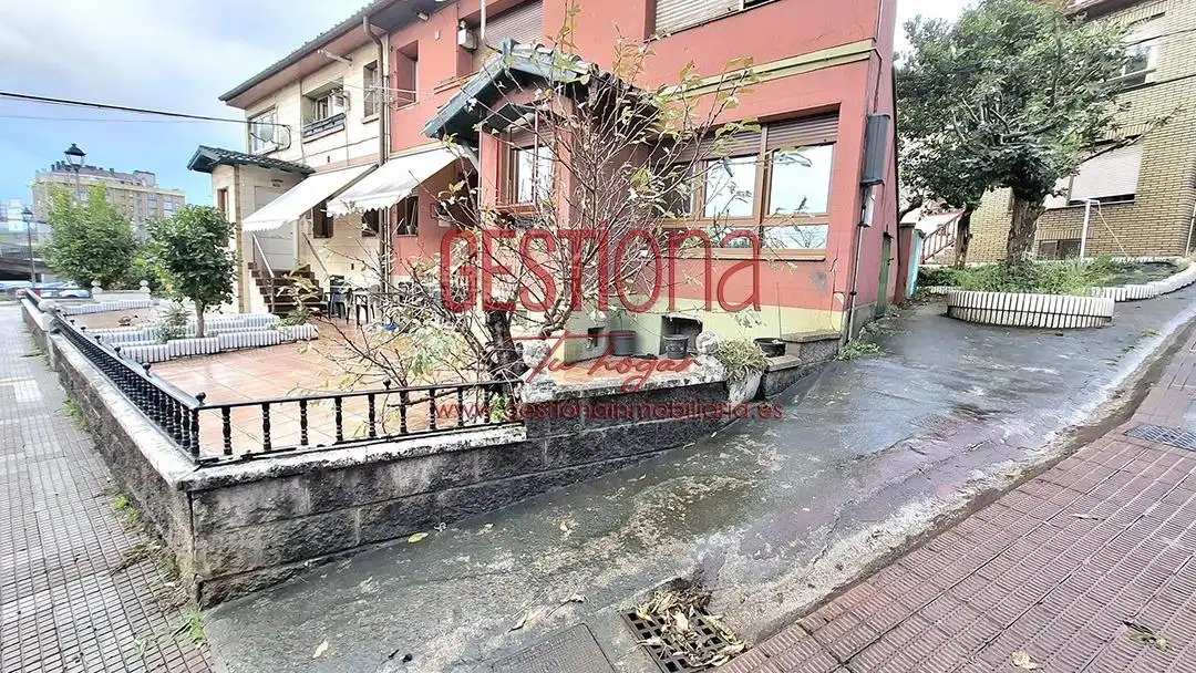 Außenansicht von Erdgeschoss zum Verkauf in Camargo mit Heizung, Terrasse und Abstellraum