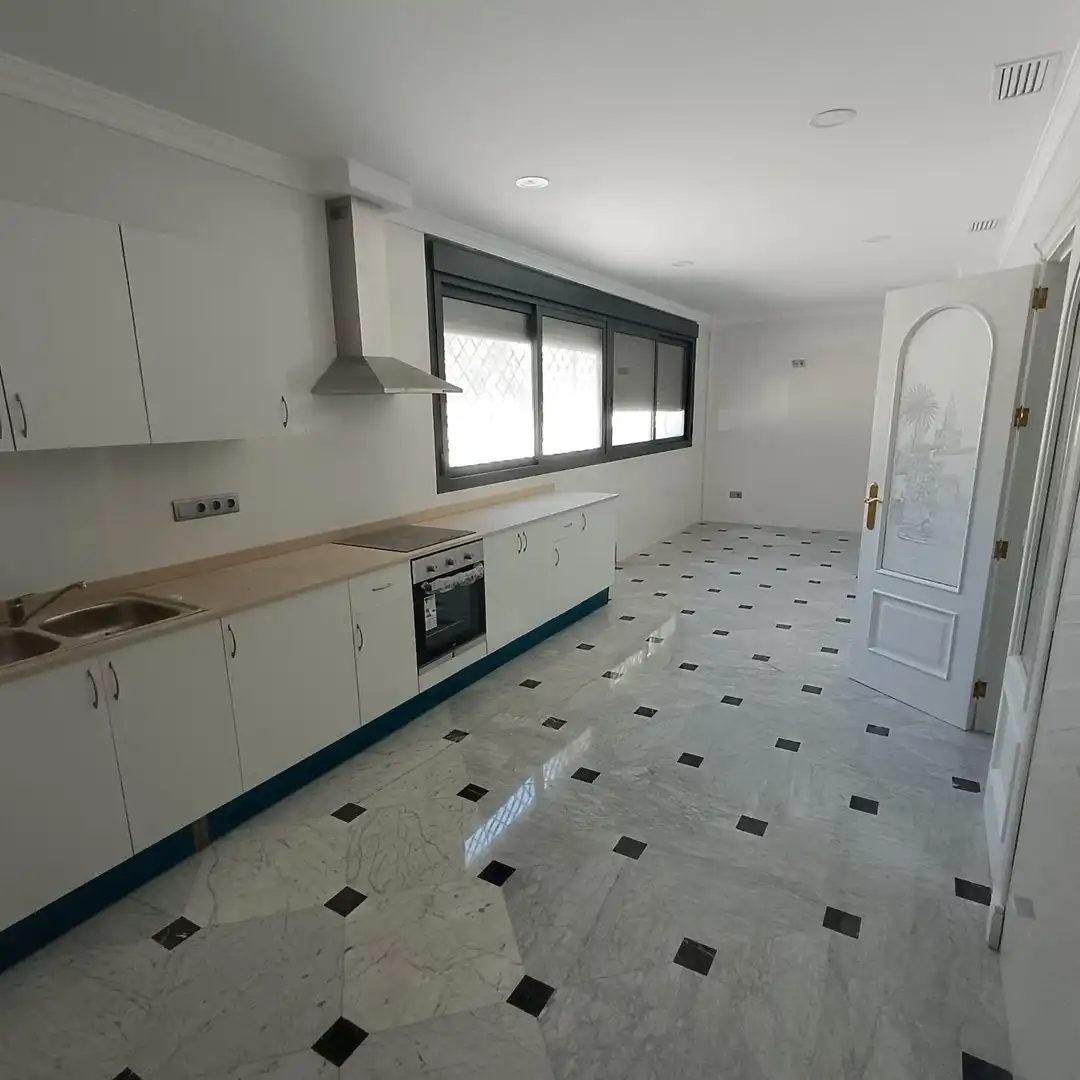 Küche von Wohnung zur Miete in Sevilla mit Klimaanlage, Heizung und Privatgarten