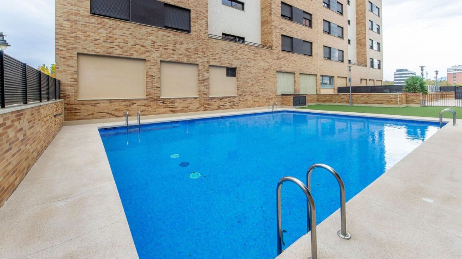 Swimming pool of Flat for sale in  Logroño  with Air Conditioner, Heating and Storage room
