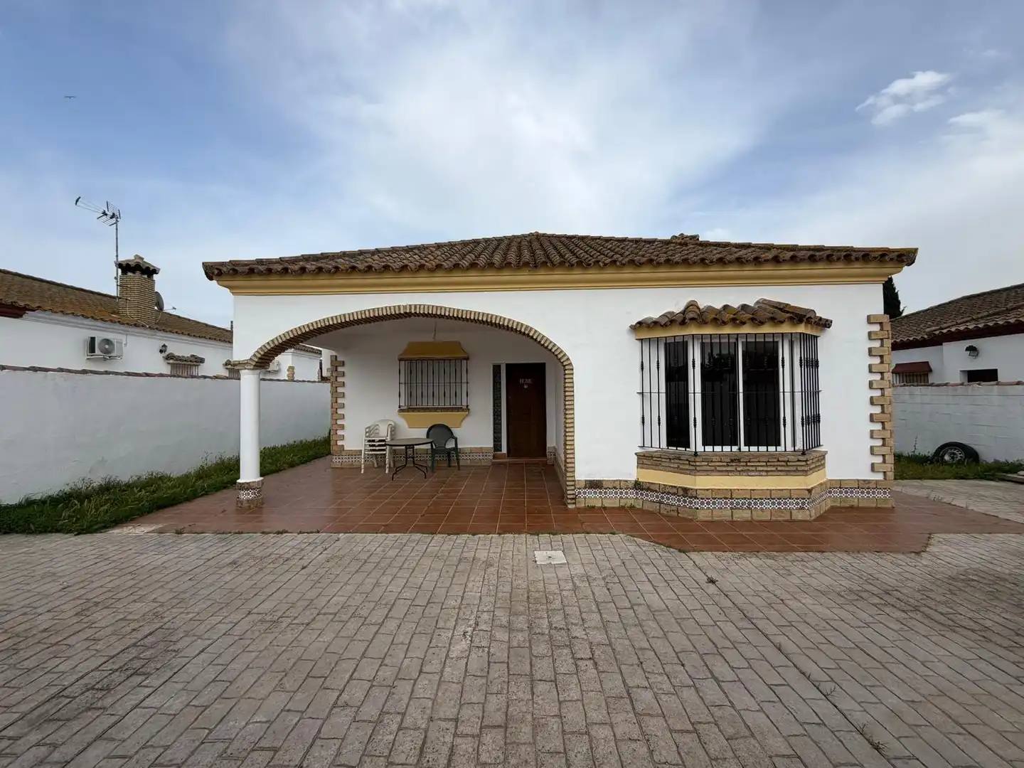 Vista exterior de Casa o xalet en venda en Chiclana de la Frontera amb Jardí privat i Terrassa