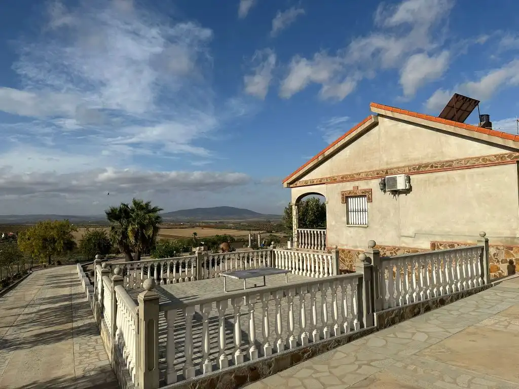 Vista exterior de Casa o xalet en venda en Magacela amb Jardí privat, Terrassa i Piscina