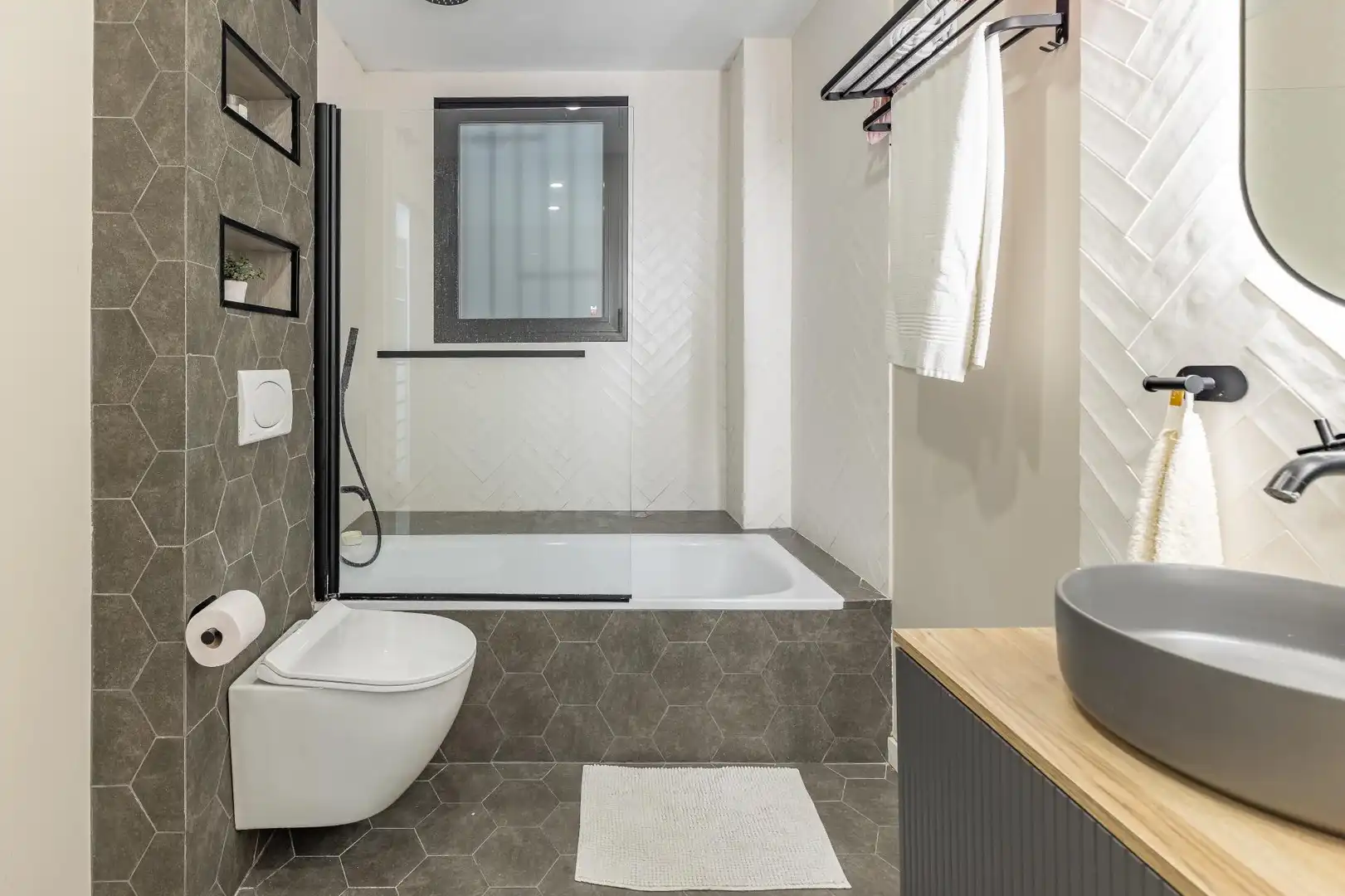Bathroom of Flat for sale in Valencia  with Air Conditioner, Heating and Storage room