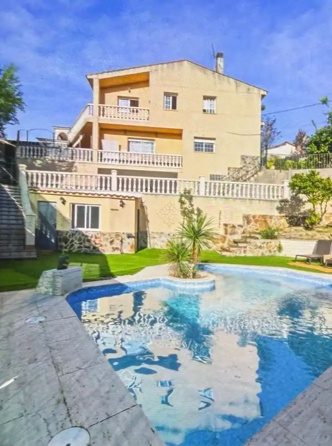 Piscina de Casa o xalet en venda en Rubí amb Aire condicionat, Calefacció i Jardí privat