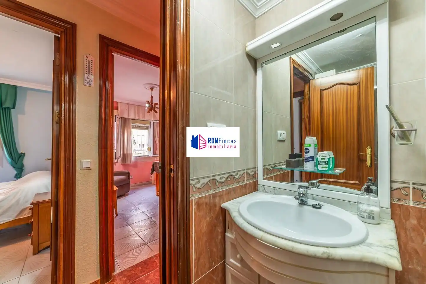 Bathroom of Flat for sale in Sevilla  with Air Conditioner and Storage room