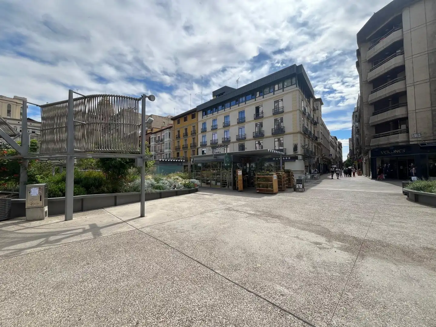 Außenansicht von Maisonette zum Verkauf in Zaragoza mit Klimaanlage, Heizung und Parkett
