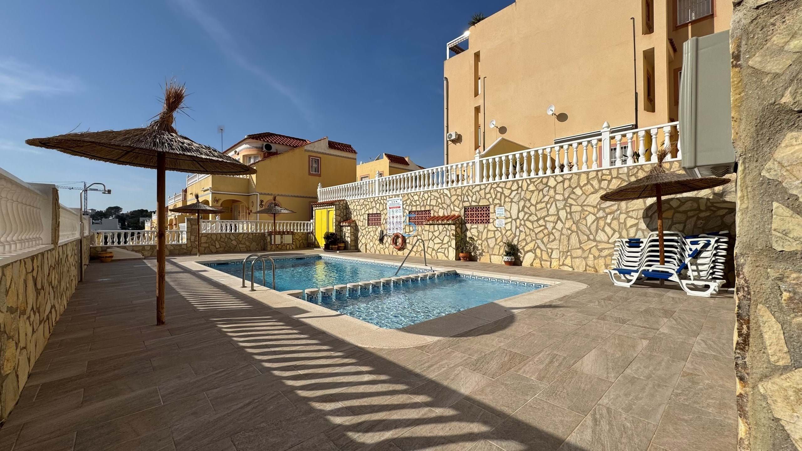 Piscina de Casa adosada en venta en Orihuela con Aire acondicionado, Piscina y Amueblado