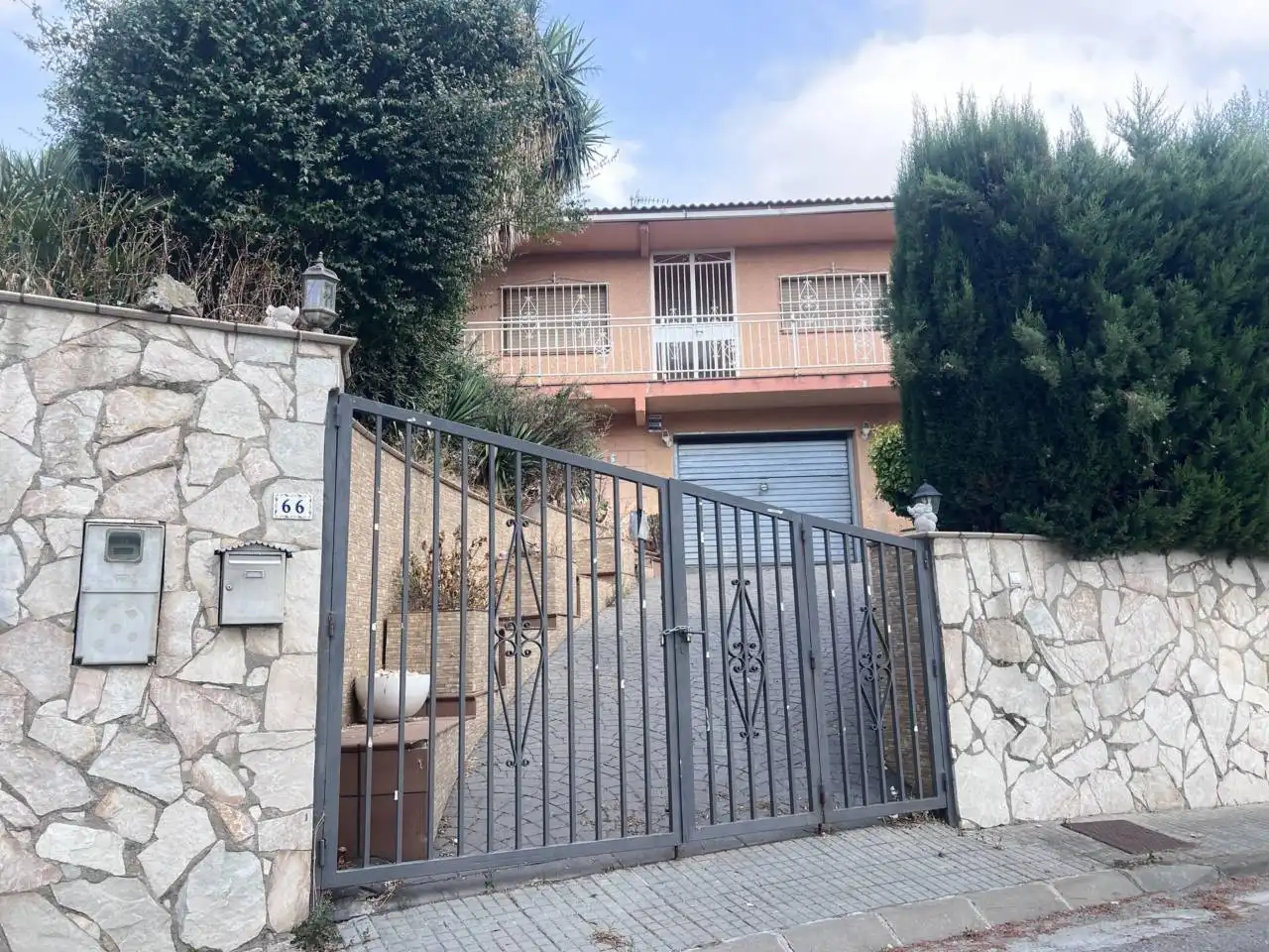 Vista exterior de Casa o xalet en venda en Vilanova del Vallès amb Jardí privat, Terrassa i Balcó