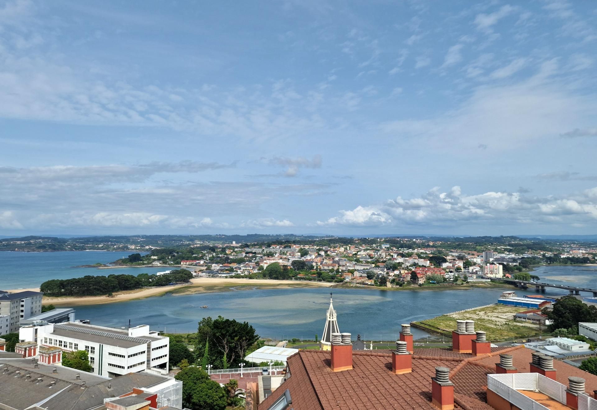 Vista exterior de Àtic de lloguer en A Coruña Capital  amb Calefacció, Jardí privat i Parquet