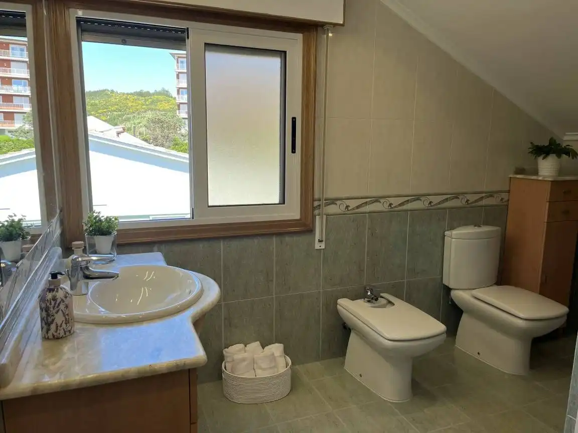 Baño de Finca rústica de alquiler en Baiona con Jardín privado, Terraza y Piscina
