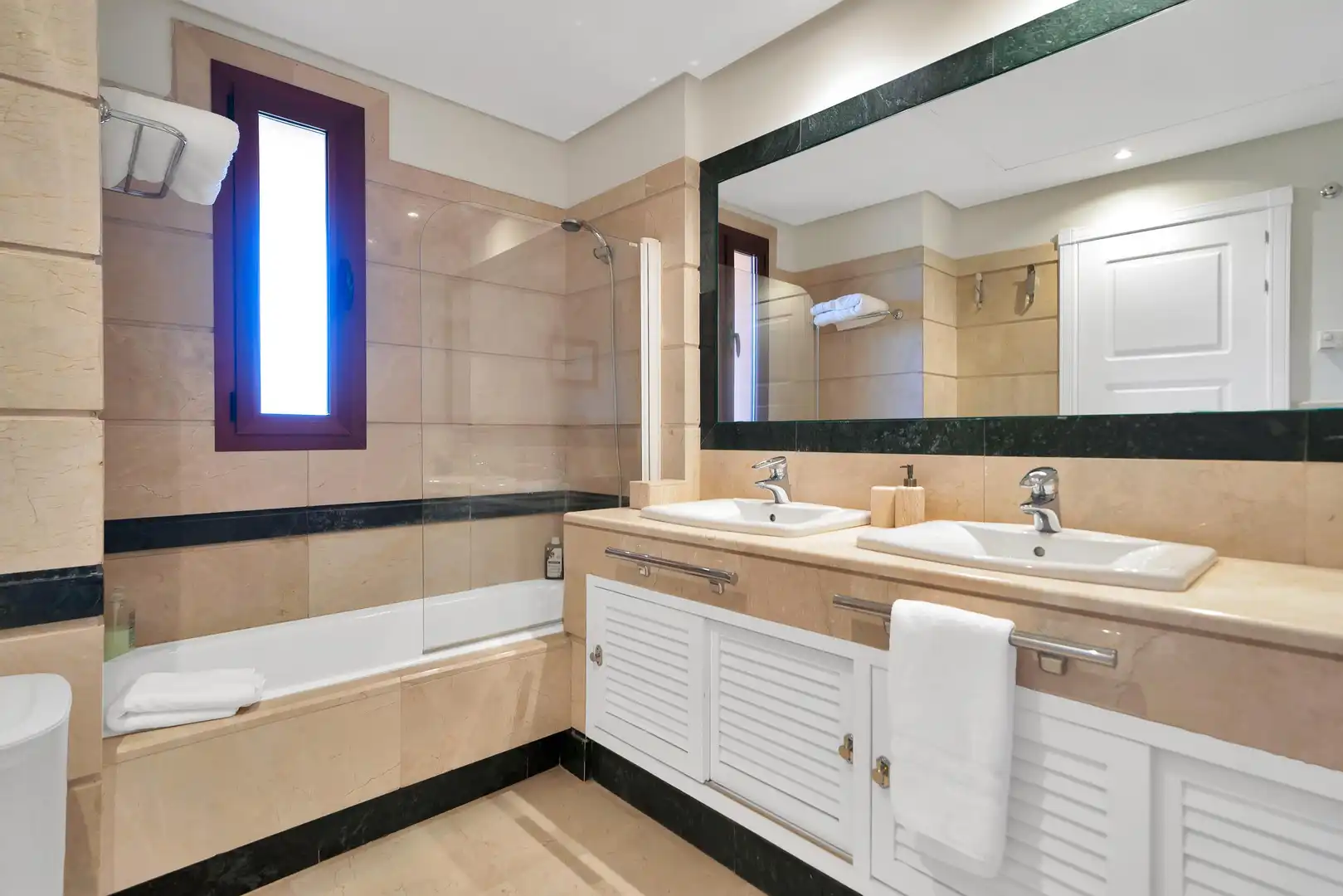 Bany de Apartament en venda en Marbella amb Aire condicionat, Calefacció i Jardí privat