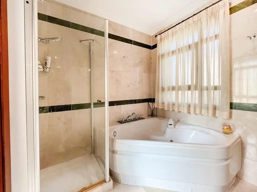 Bany de Casa o xalet de lloguer en Marbella amb Aire condicionat, Jardí privat i Piscina