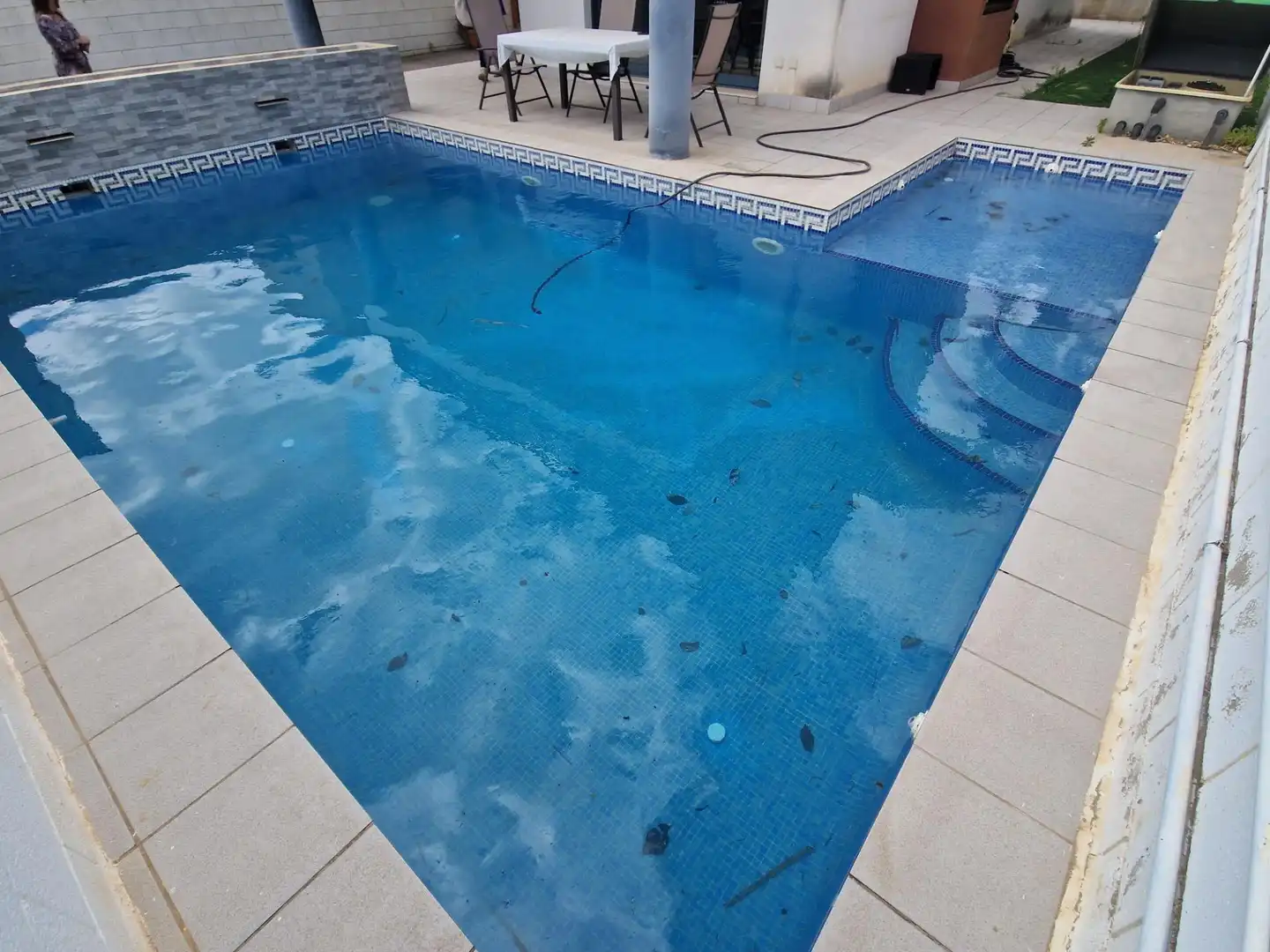 Schwimmbecken von Einfamilien-Reihenhaus zum Verkauf in La Pobla de Vallbona mit Klimaanlage, Heizung und Privatgarten