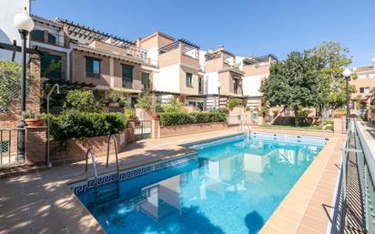 Piscina de Casa adosada en venda en  Granada Capital amb Aire condicionat, Terrassa i Balcó