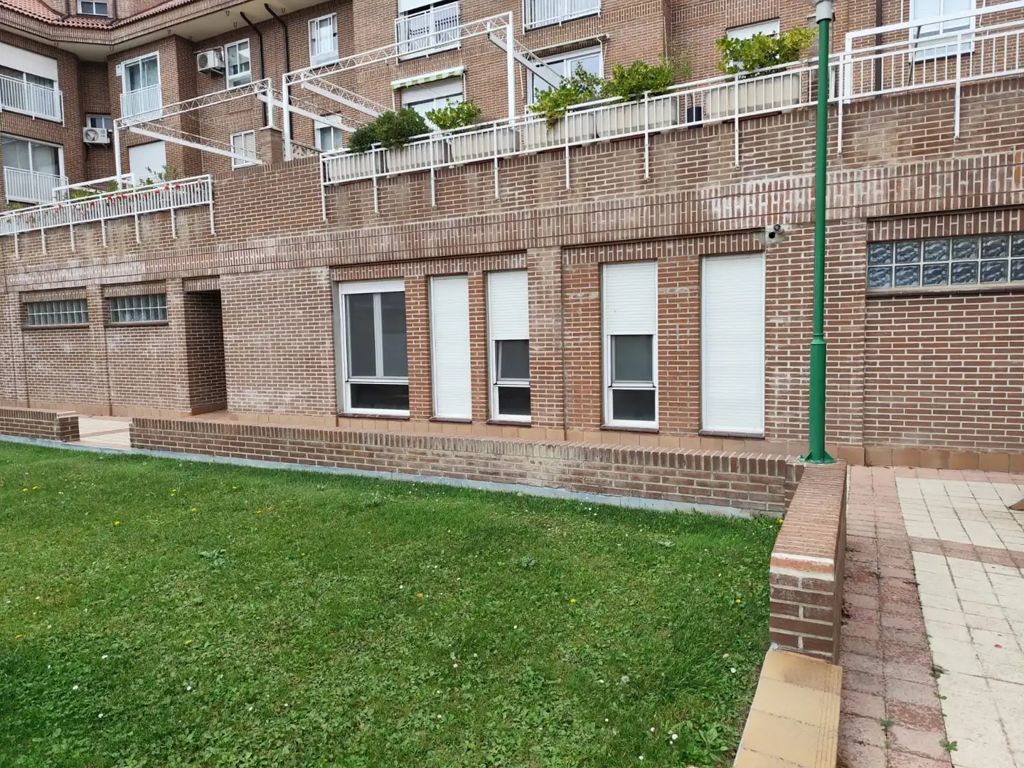 Vista exterior de Local en venda en Valladolid amb Calefacció i Parquet