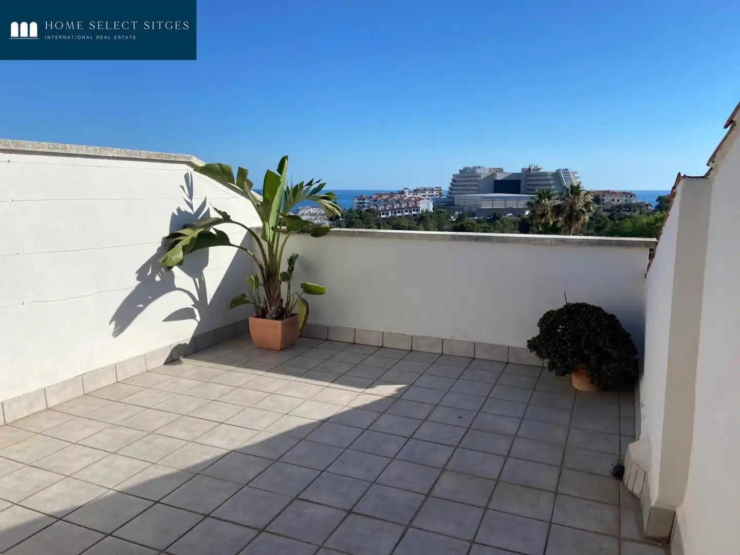 Terrasse von Einfamilien-Reihenhaus zum Verkauf in Sitges mit Klimaanlage, Heizung und Parkett