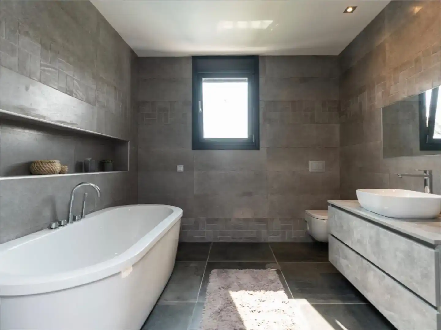 Bathroom of Flat for rent in Nueva Andalucía