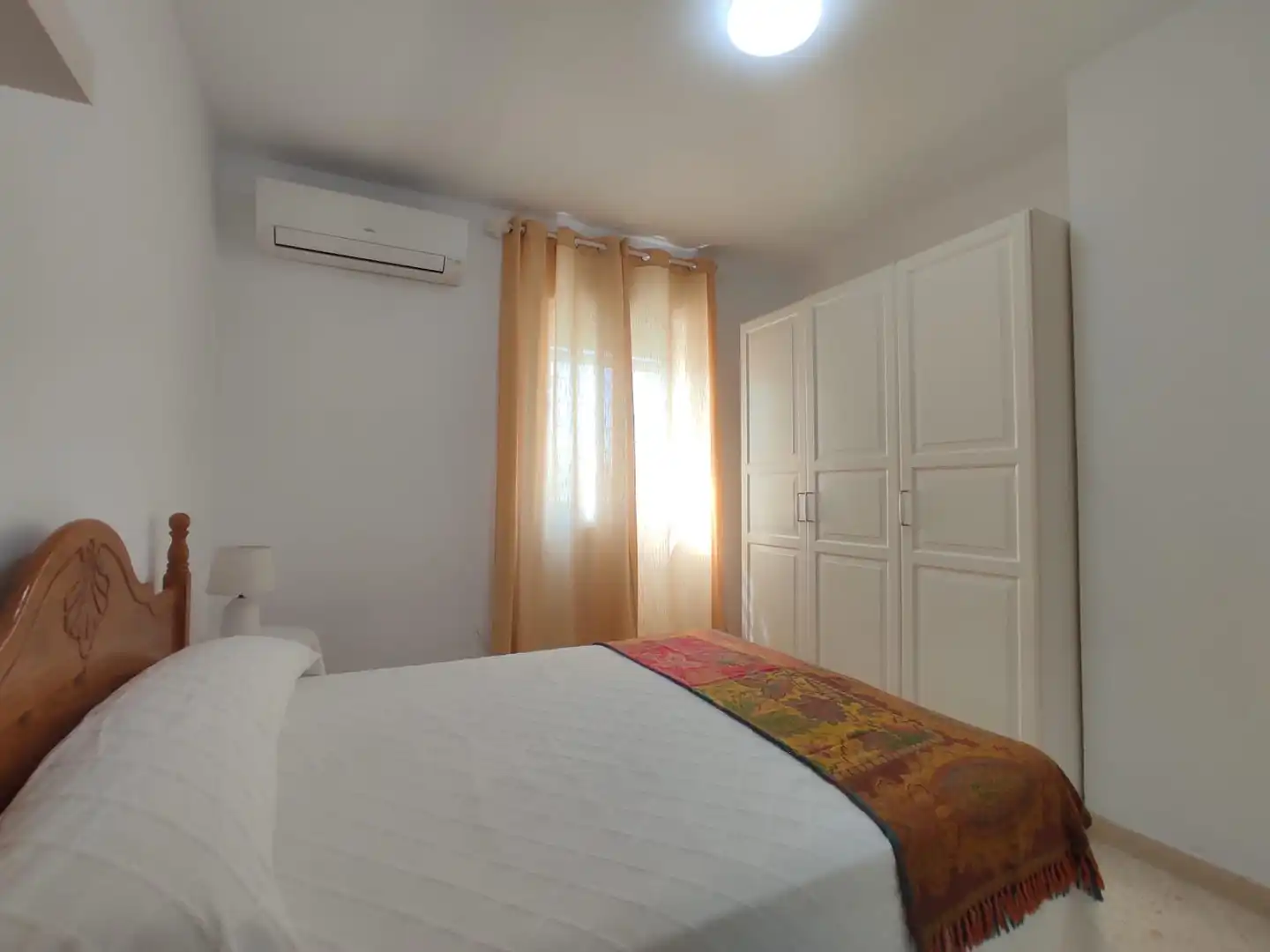 Dormitori de Casa adosada de lloguer en Dos Hermanas amb Aire condicionat, Jardí privat i Moblat