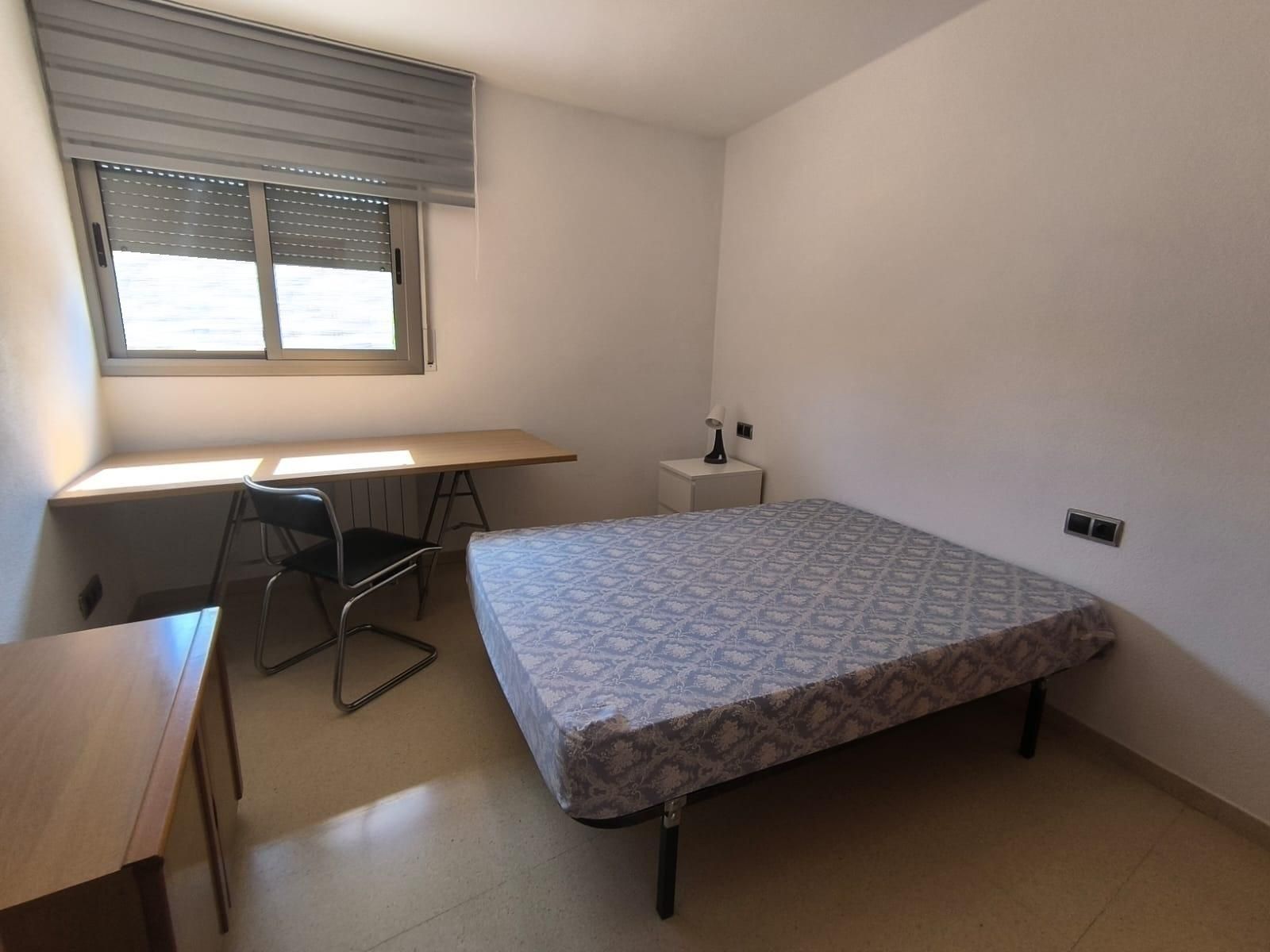Dormitori de Pis per a compartir en Manresa amb Aire condicionat, Calefacció i Balcó