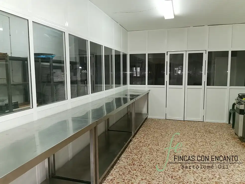 Cuina de Finca rústica en venda en Marchena amb Aire condicionat, Terrassa i Piscina