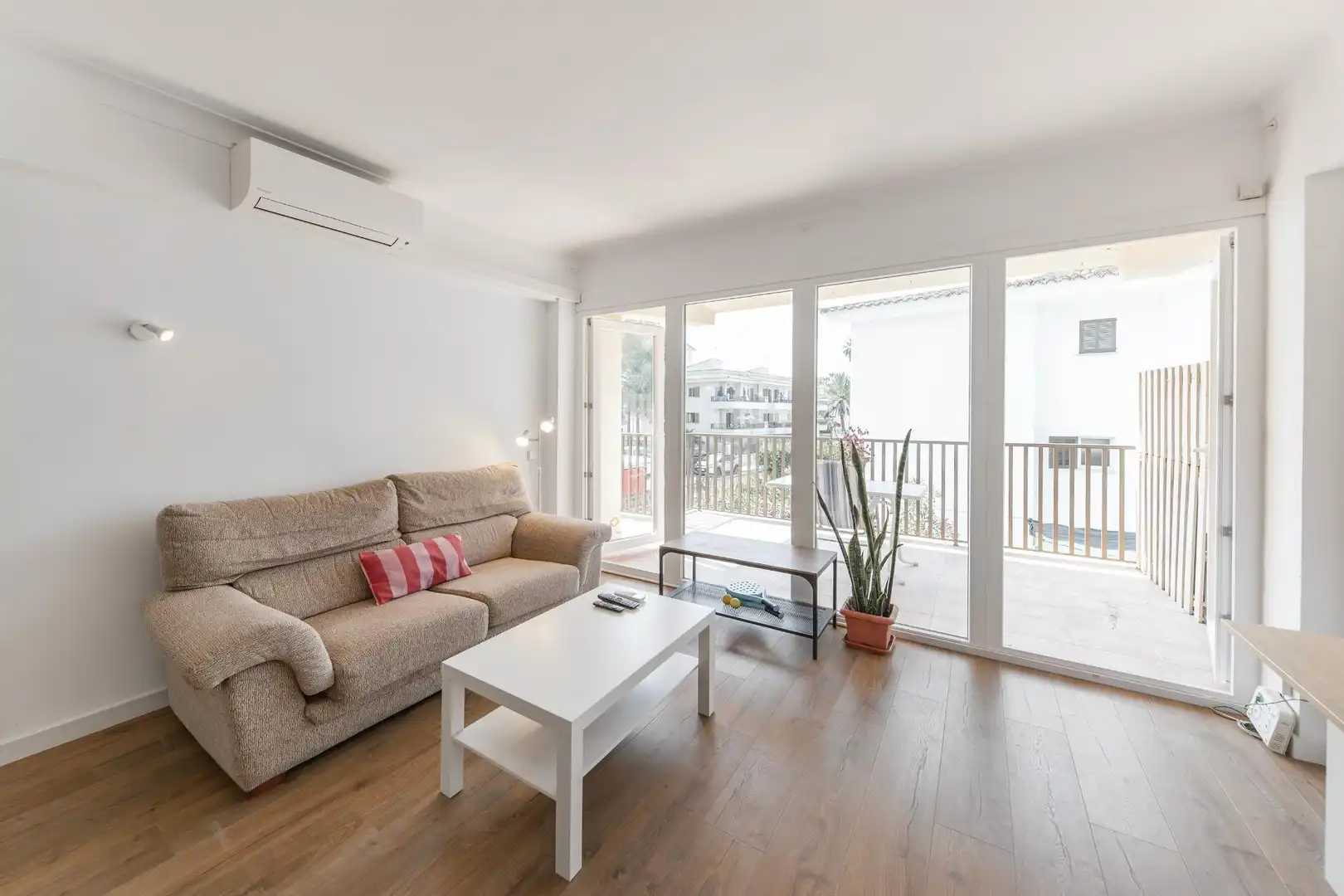 Sala d'estar de Pis de lloguer en Alcúdia amb Aire condicionat, Calefacció i Parquet